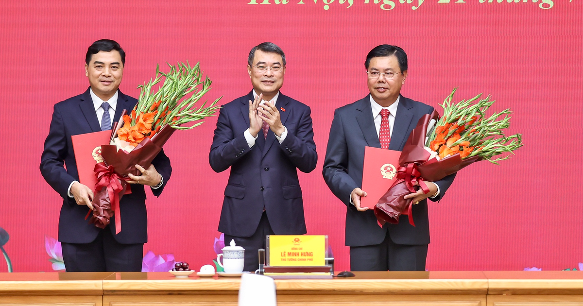 Thủ tướng trao quyết định giao Quyền Bộ trưởng Bộ Nội vụ và bổ nhiệm Thứ trưởng Thường trực Bộ Dân tộc và Tôn giáo